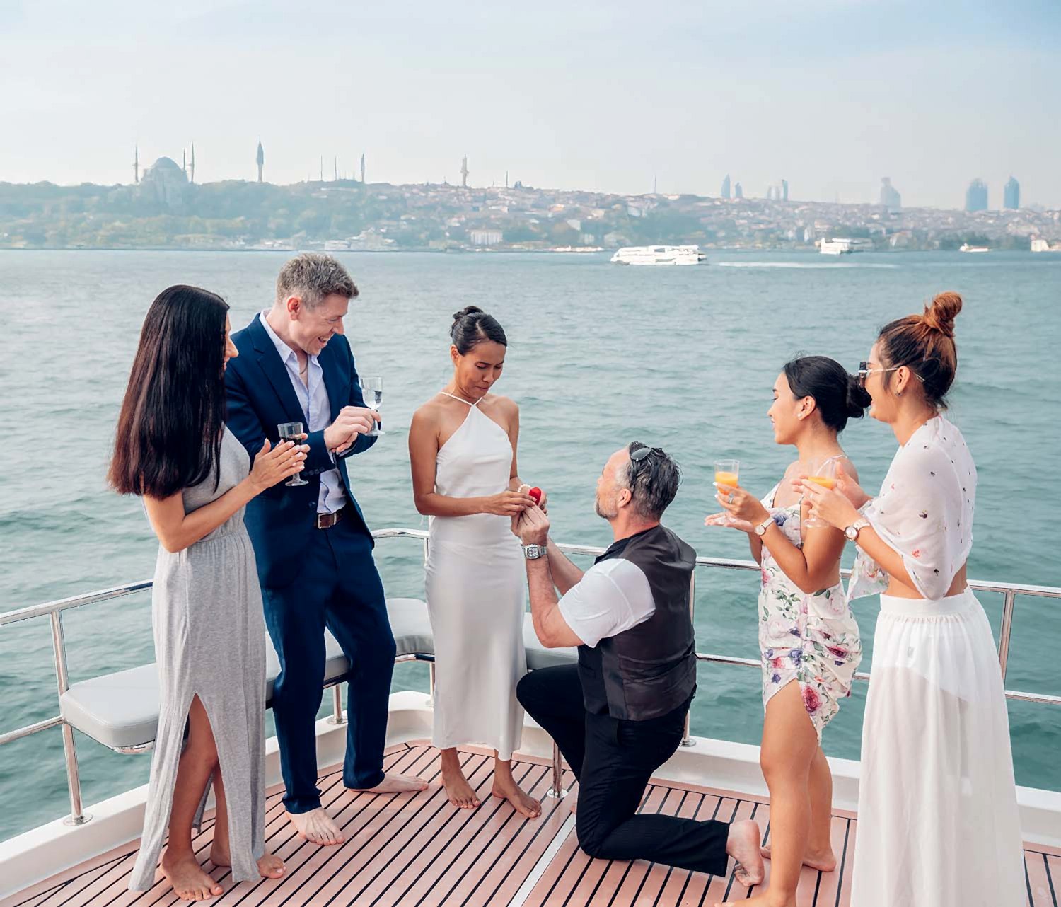 İstanbul Boğazı’nda Teknede Evlilik Teklifi: Romantik ve Unutulmaz Bir An